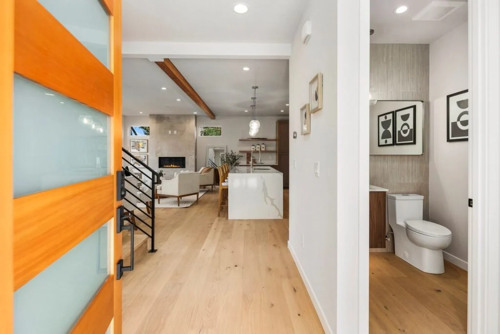 Home staged by IntExt Staging in Kirkland, photo 02
