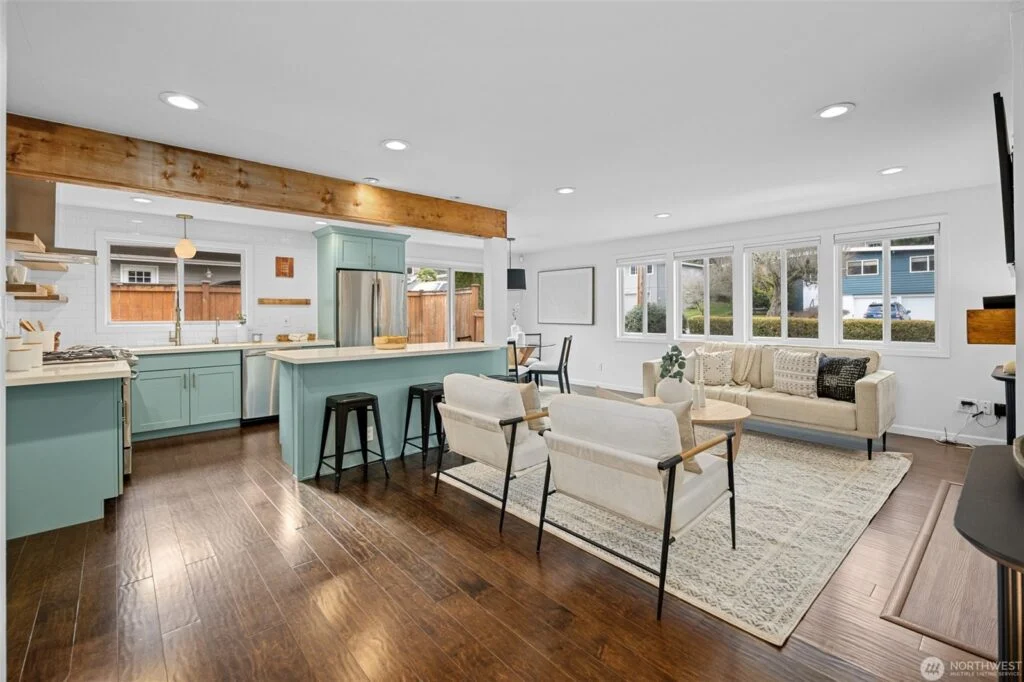 Home staged by IntExt Staging in Mercer Island, photo 05