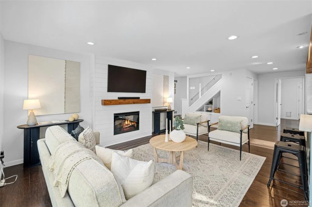 Home staged by IntExt Staging in Mercer Island, photo 06
