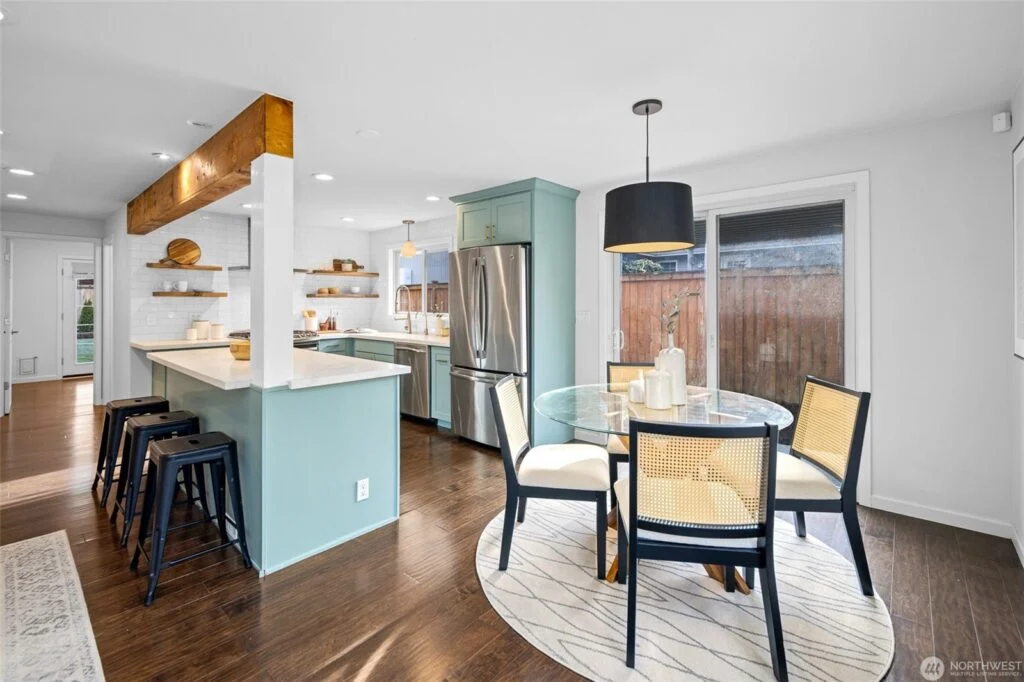 Home staged by IntExt Staging in Mercer Island, photo 09