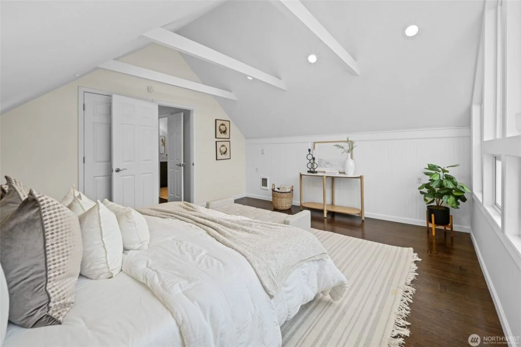 Home staged by IntExt Staging in Mercer Island, photo 18