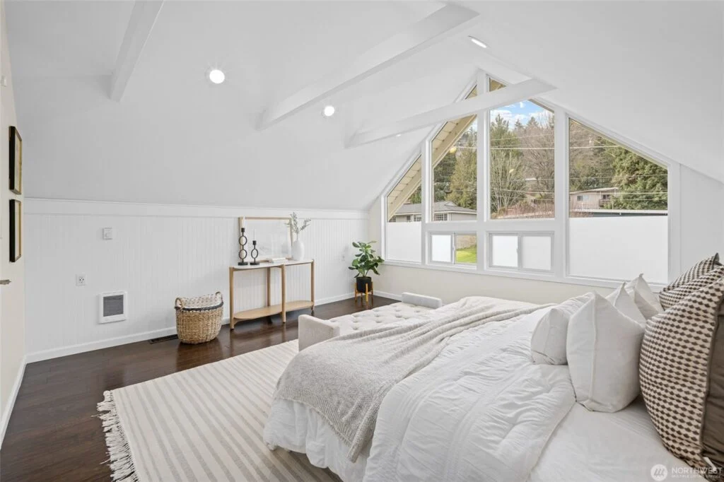 Home staged by IntExt Staging in Mercer Island, photo 19