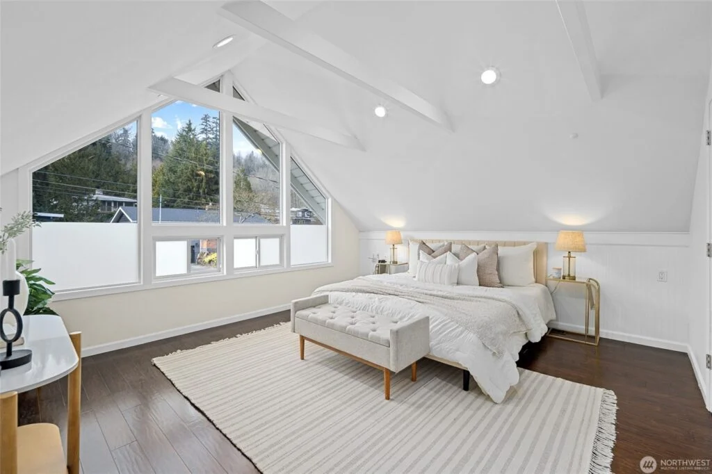 Home staged by IntExt Staging in Mercer Island, photo 20