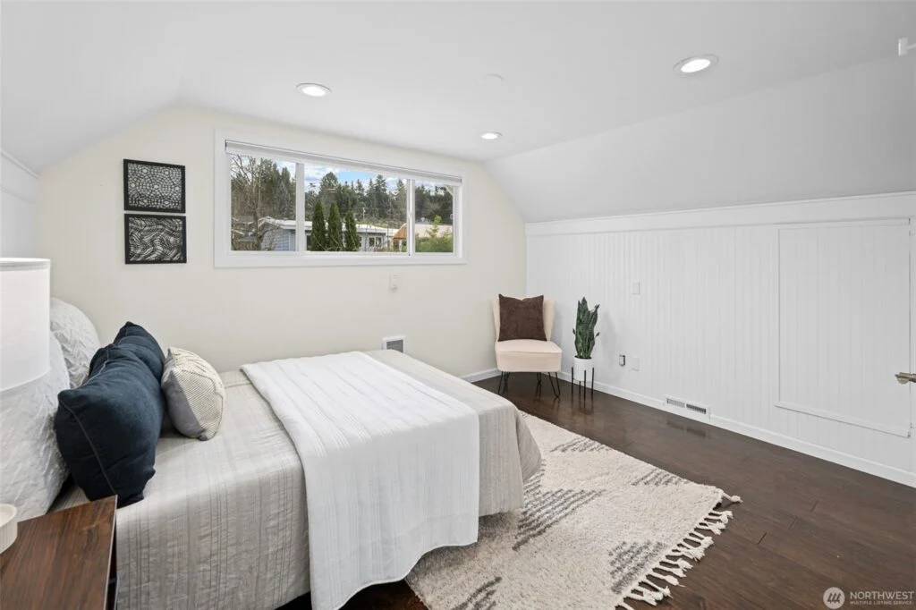 Home staged by IntExt Staging in Mercer Island, photo 23