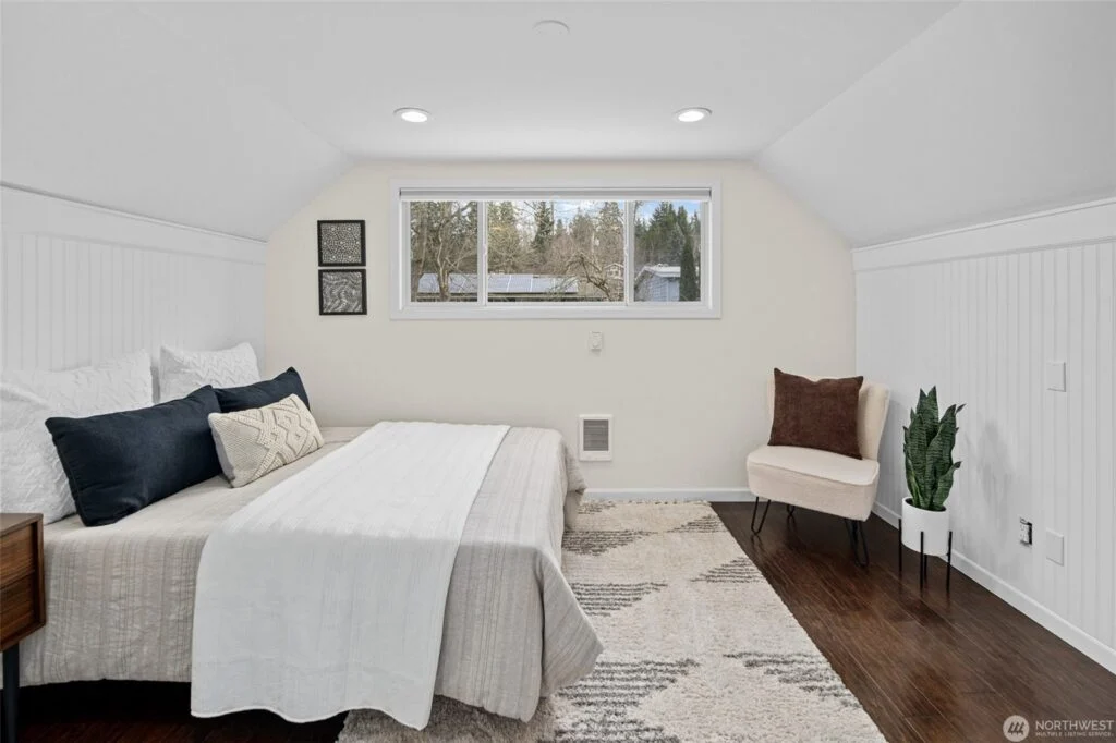 Home staged by IntExt Staging in Mercer Island, photo 24