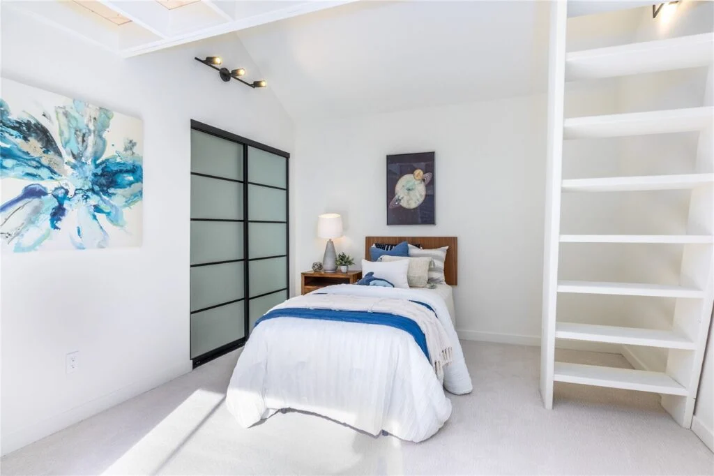 Home staged by IntExt Staging in Redmond, photo 24